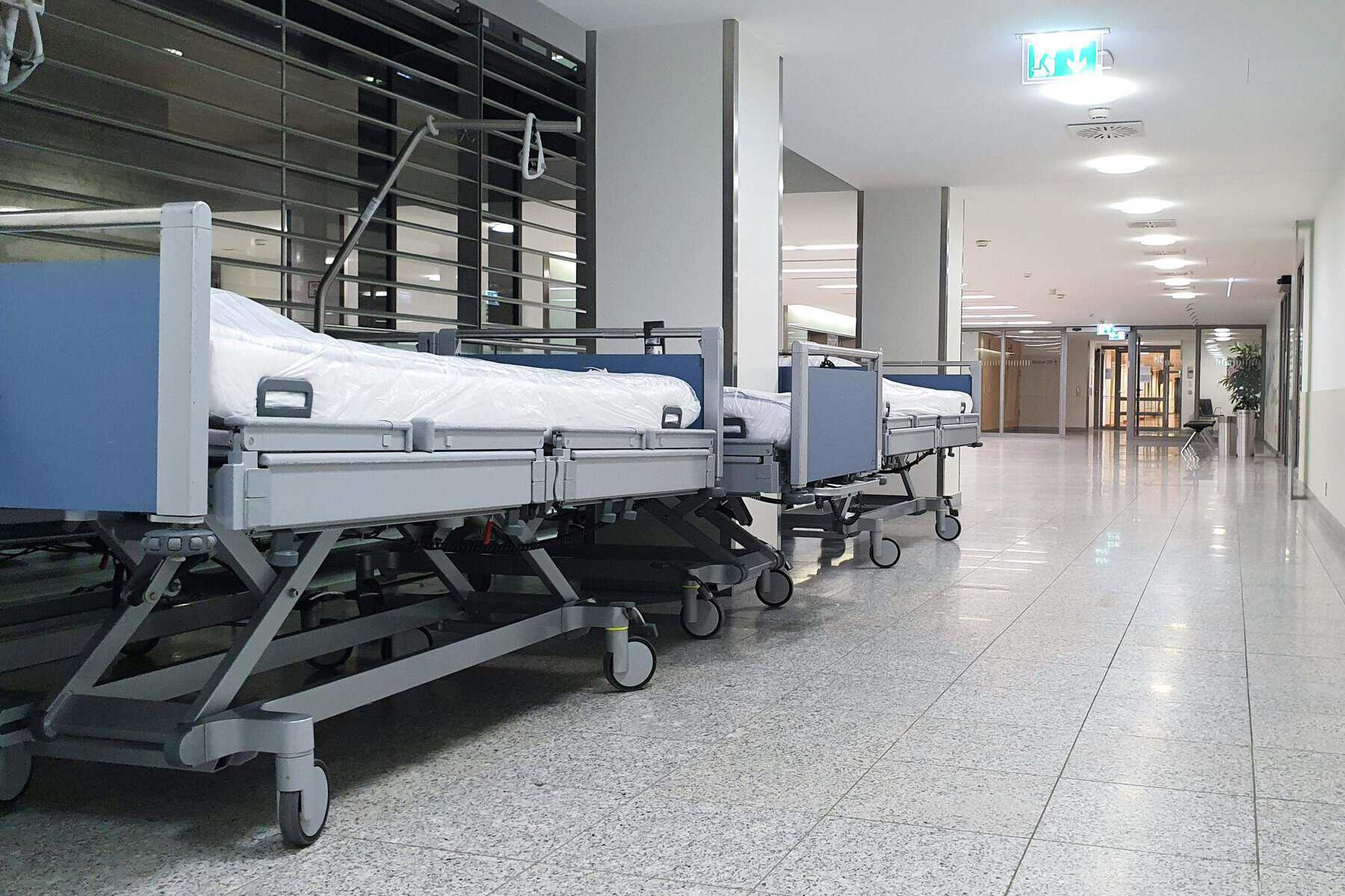 Tragedie fără margini! O mamă s-a aruncat de la etajul 13 al unui bloc, alături de trei dintre cei șapte copii ai ei Tragedie fără margini! O mamă s-a aruncat de la etajul 13 al unui bloc, alături de trei dintre cei șapte copii ai ei