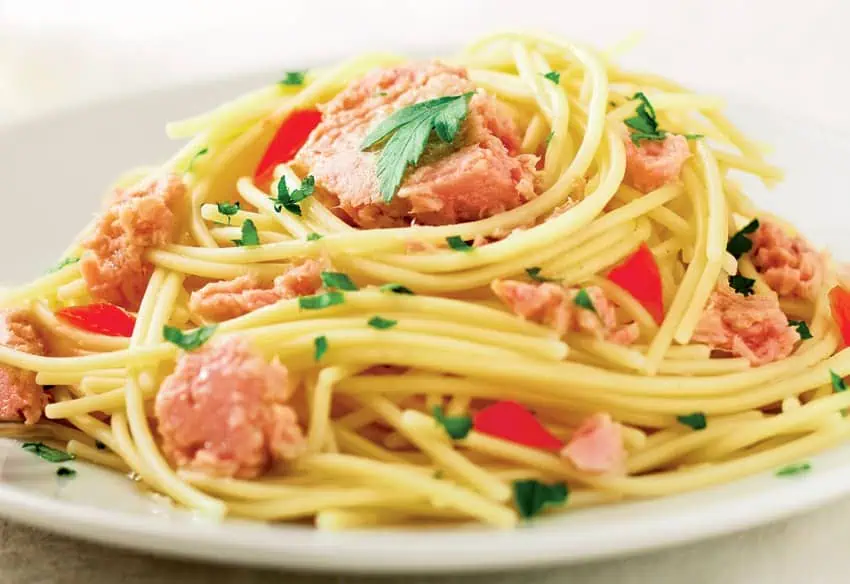 Salată de paste cu ton à la Cher. Un preparat bogat în proteine, se face ușor și este perfect pentru vară Salată de paste cu ton à la Cher. Un preparat bogat în proteine, se face ușor și este perfect pentru vară