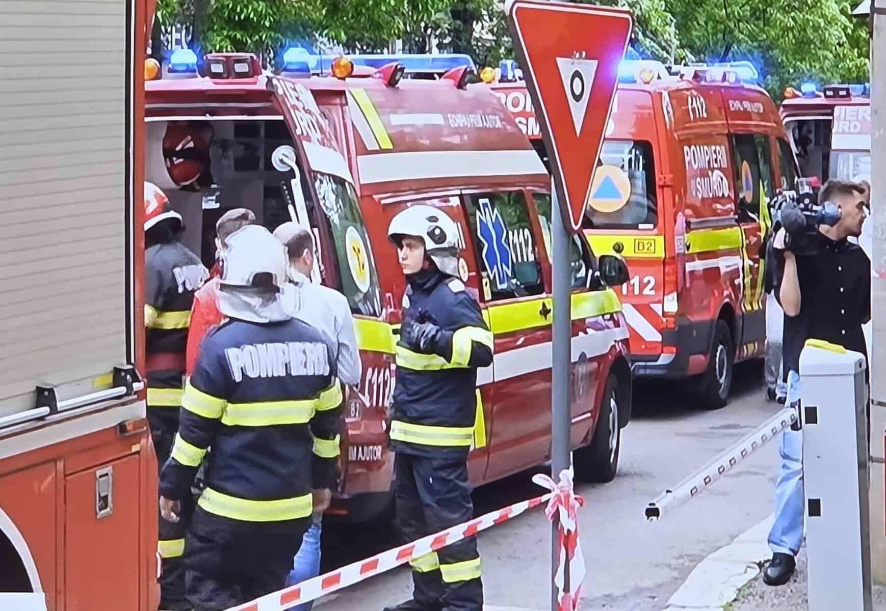 Un lift a căzut în gol cu șapte persoane, în București. Trei victime, duse de urgență la spital