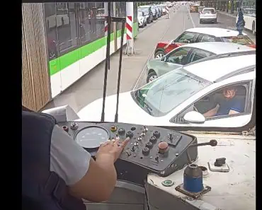 Scene incredibile în București: o femeie a coborât din tramvai și a dirijat traficul