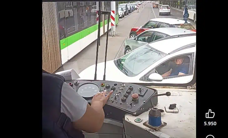 Scene incredibile în București: o femeie a coborât din tramvai și a dirijat traficul