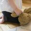Doi frați de 3 și 5 ani, legați la ochi, au fost abandonați de mamă, pe un drum, la 2000 de kilometri de casă. Cine i-a găsit
