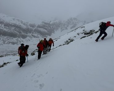 Accident grav în Munții Bucegi. Opt concurenți la „Transilvania 100” au căzut într-o râpă