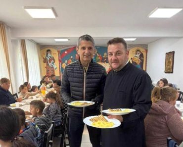Răzvan Lucescu, gest emoționant la 40 de zile de la moartea tatălui său. Ce a făcut la pomana lui Mircea Lucescu Răzvan Lucescu, gest emoționant la 40 de zile de la moartea tatălui său. Ce a făcut la pomana lui Mircea Lucescu