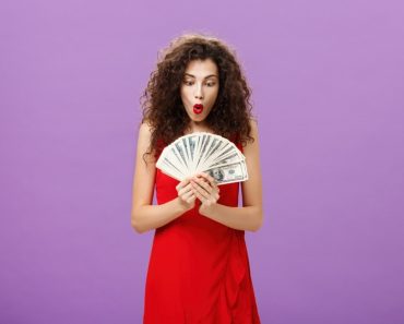 Zodiile care au cele mai mari șanse să se îmbogățească. Topul care îți arată cine are „norocul banilor” Zodiile care au cele mai mari șanse să se îmbogățească. Topul care îți arată cine are „norocul banilor”