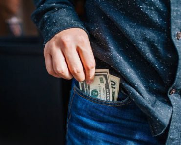 Câți bani ai voie să scoți din țară? Care este limita și ce reguli trebuie să urmezi la vamă Câți bani ai voie să scoți din țară? Care este limita și ce reguli trebuie să urmezi la vamă