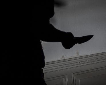 Atac violent într-un apartament din Constanța. Un bărbat a fost înjunghiat în timp ce dormea: „A cerut ajutor la vecini”