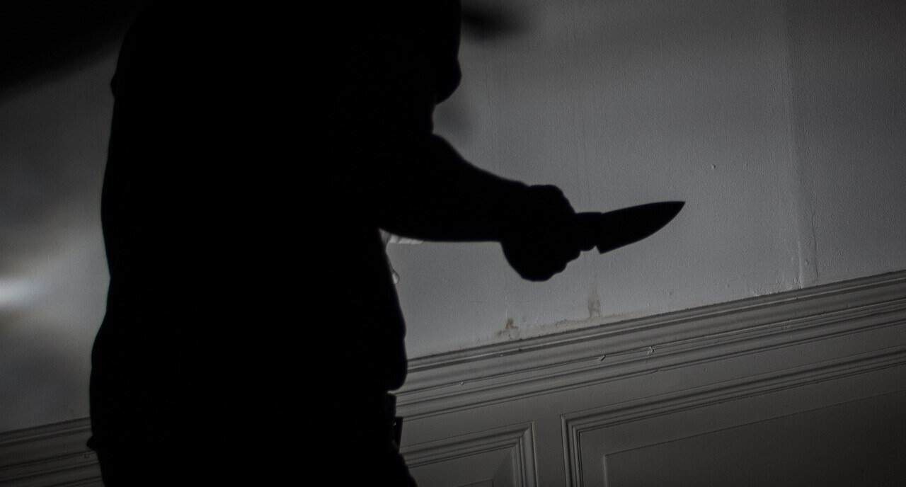 Atac violent într-un apartament din Constanța. Un bărbat a fost înjunghiat în timp ce dormea: „A cerut ajutor la vecini”