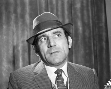 Se împlinesc 16 ani de la moartea lui Jean Constantin. Lucruri mai puțin știute despre marele actor. A făcut infarct, chiar în Cimitirul Bellu, după o glumă macabră Se împlinesc 16 ani de la moartea lui Jean Constantin. Lucruri mai puțin știute despre marele actor. A făcut infarct, chiar în Cimitirul Bellu, după o glumă macabră