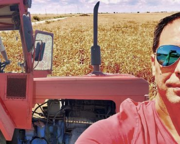Au revenit cu tractorul pe ogor! Dan Negru conduce un „monstru agricol” de 40.000 de euro: „Dacă statul ar ține cu țăranii români…”