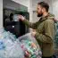 A blocat aparatul de reciclare timp de 8 ore cu aproape 8.000 de sticle și doze. Suma uriașă pe care a primit-o la final