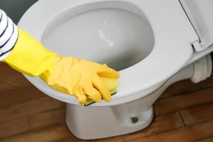 5 lucruri pe care nu ar trebui să le folosești niciodată pentru curățarea toaletei
