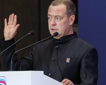 Mesajul lui Dmitri Medvedev, după ce UE a ignorat avertismentul Rusiei cu atacuri în Kiev: „Se pare că au diplomați în plus”