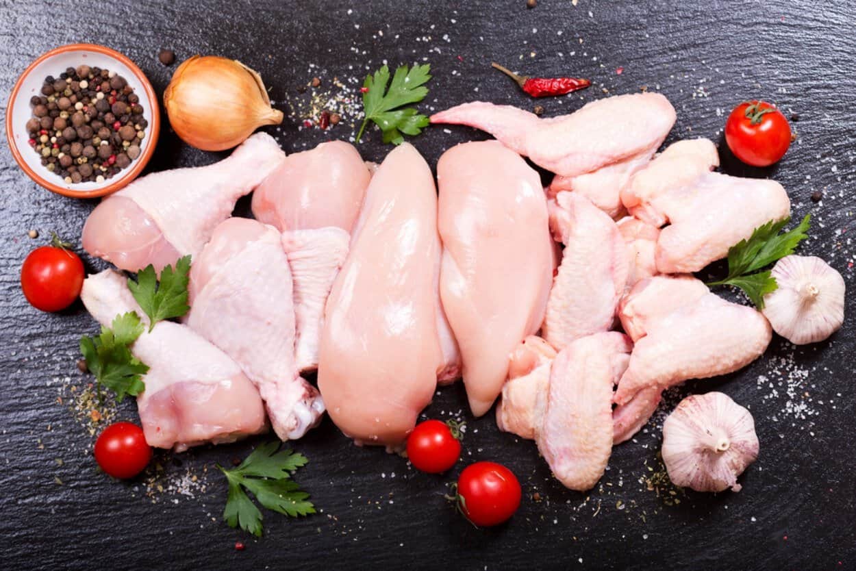 Bucata de pui ignorată de români, dar preferată de bucătari. E mai gustoasă, mai suculentă și mai ieftină decât pieptul Bucata de pui ignorată de români, dar preferată de bucătari. E mai gustoasă, mai suculentă și mai ieftină decât pieptul