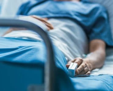 Șoc într-un spital din România! Un bărbat tratat pentru hemoragie a aflat că are cancer în stadiu avansat. Cere despăgubiri uriașe