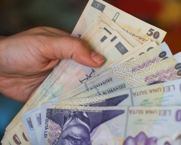 Crește indemnizația de însoțitor de la 1 iulie 2026. Suma pe care o vor primi beneficiarii după majorarea salariului minim