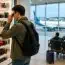 Un pasager român care zbura de la Londra la Bacău a făcut o oprire să-și ia ochelari de soare. Gestul l-a costat de 3 ori mai mult ca biletul