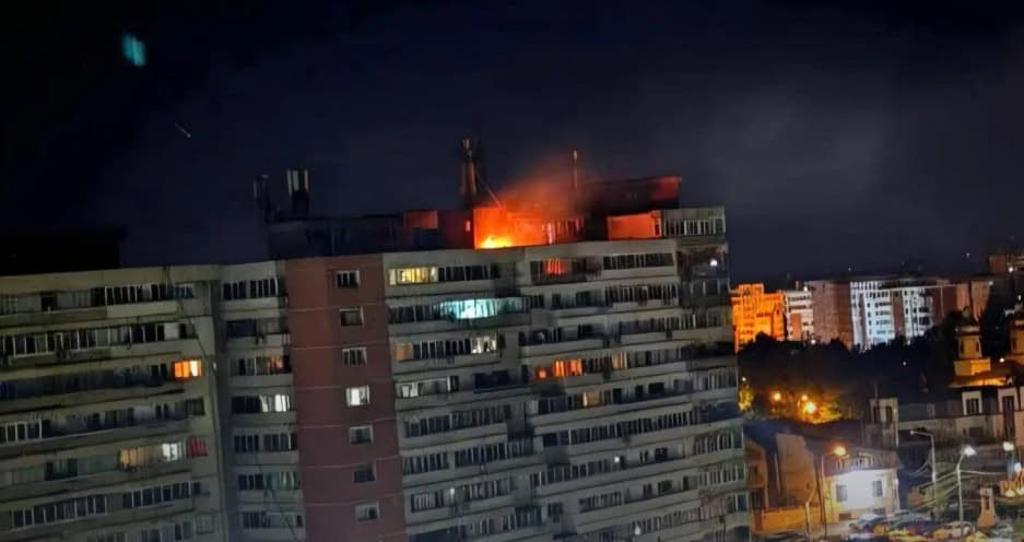 Alertă majoră. O dronă rusească a lovit un bloc din Galați: sunt 2 răniți. A fost încheiată cercetarea la fața locului Alertă majoră. O dronă rusească a lovit un bloc din Galați: sunt 2 răniți. A fost încheiată cercetarea la fața locului