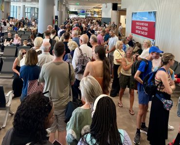 Cozi de până la 6 ore la controlul pașapoartelor în Grecia, înainte de sezon. Aeroportul din Atena, cel mai afectat Cozi de până la 6 ore la controlul pașapoartelor în Grecia, înainte de sezon. Aeroportul din Atena, cel mai afectat