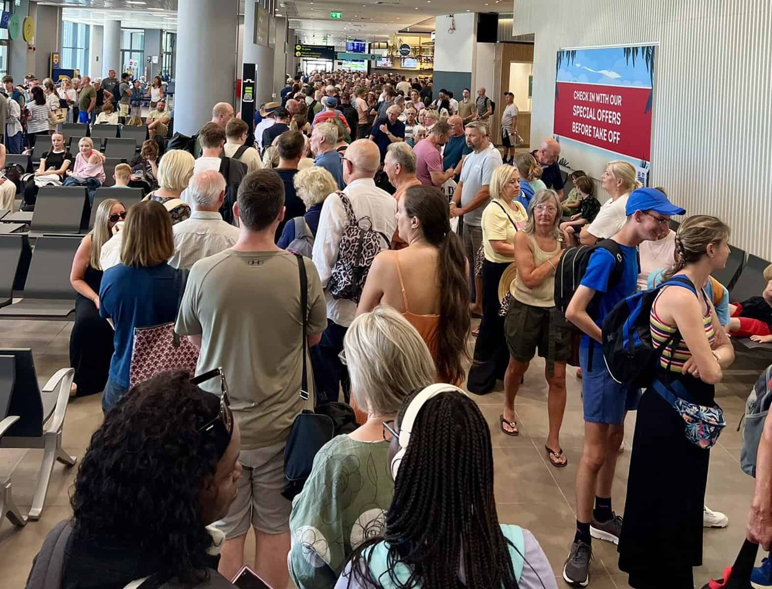 Cozi de până la 6 ore la controlul pașapoartelor în Grecia, înainte de sezon. Aeroportul din Atena, cel mai afectat