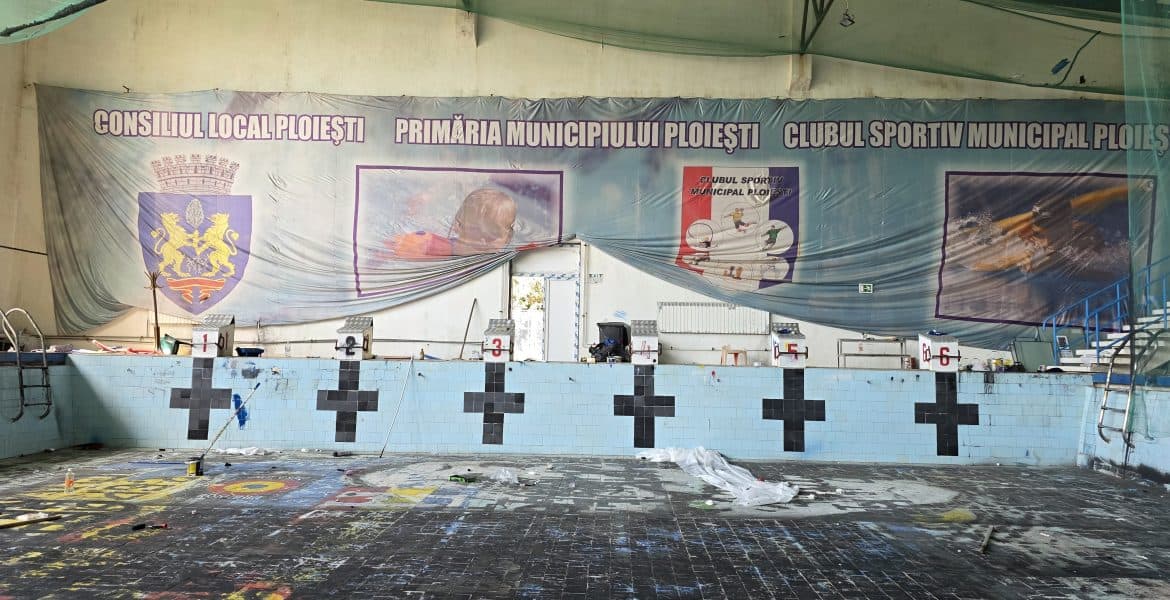 VIDEO: Înotul ploieștean lăsat pe uscat de Primărie. Bazinul Vega, o ruină care stă să cadă