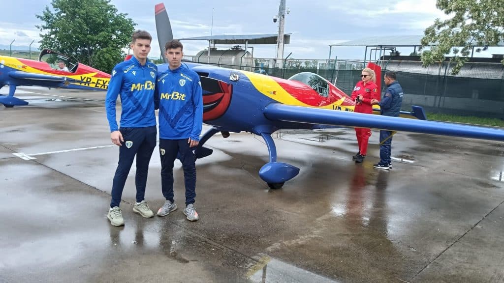 Avion cu motor i-ai pe petroliști în zbor!