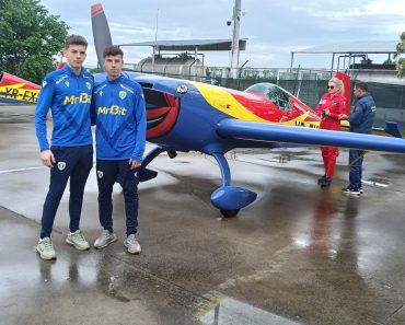 Avion cu motor i-ai pe petroliști în zbor! Avion cu motor i-ai pe petroliști în zbor!