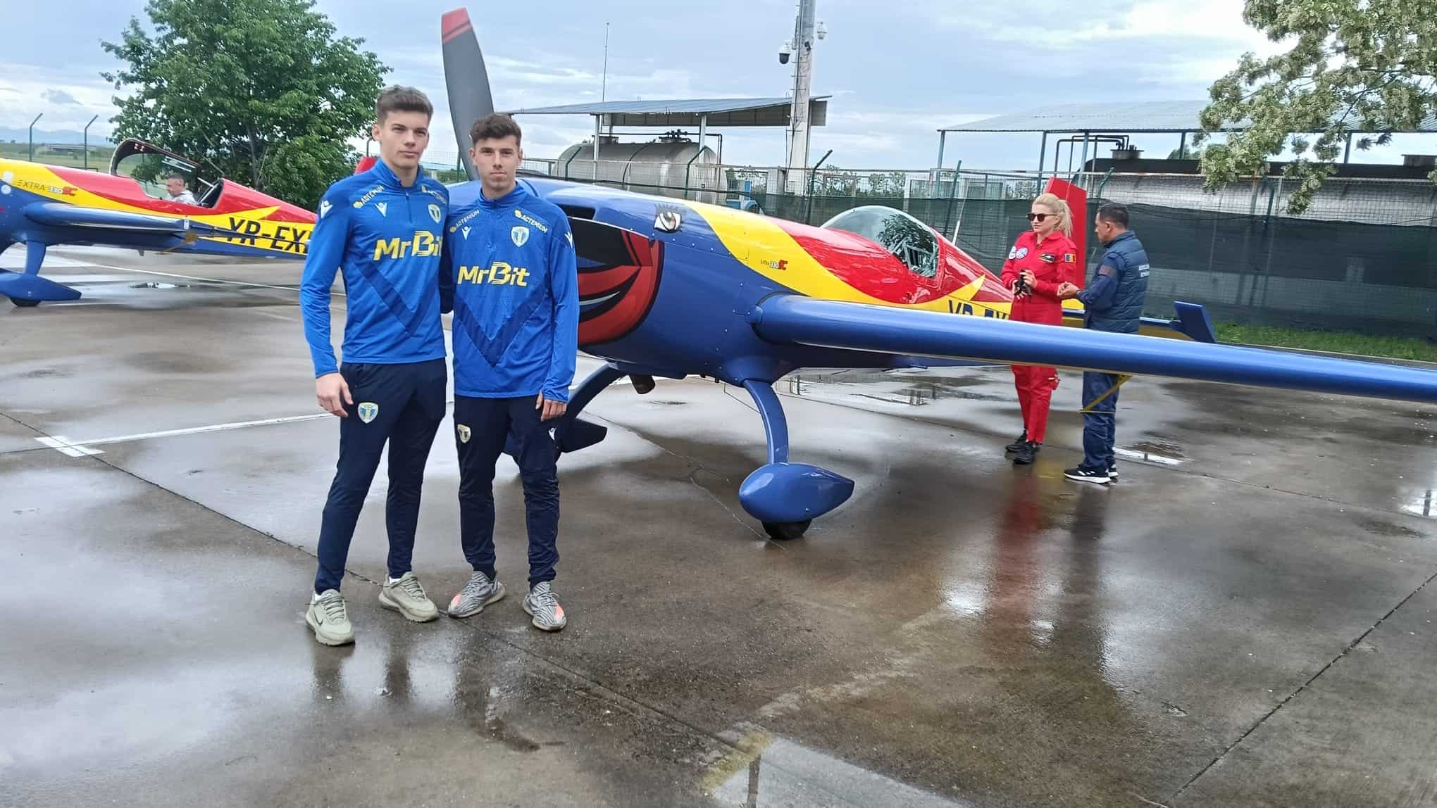 Avion cu motor i-ai pe petroliști în zbor! Avion cu motor i-ai pe petroliști în zbor!