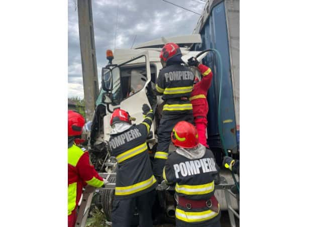 VIDEO: Accident grav la Șirna, între un TIR și un autobuz. A fost chemat elicopterul SMURD