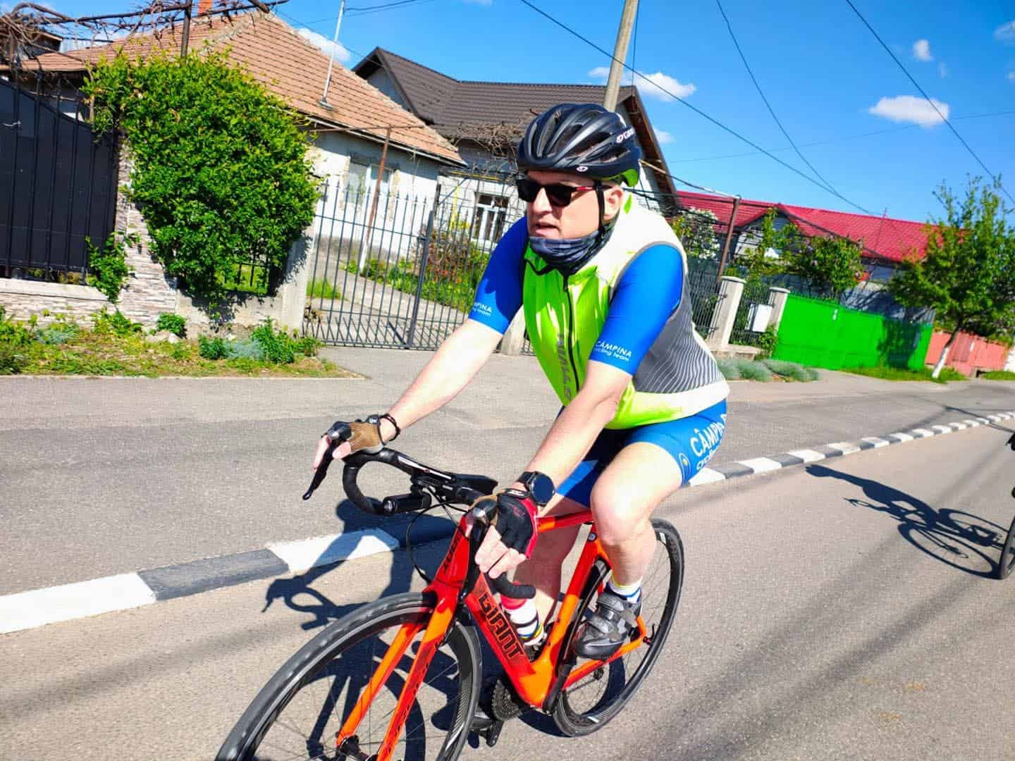 Fără bolizi de lux sau fițe de „domn’ președinte”/ „Metoda Nanu” de a lua pulsul județului