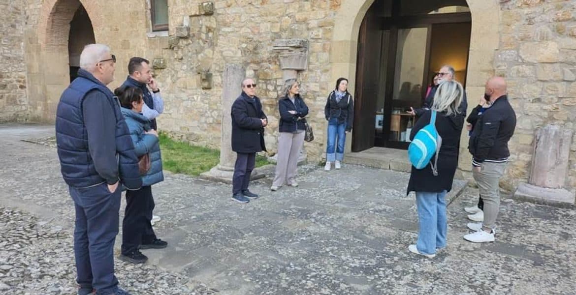 Pe urmele Basarabilor în sudul Italiei: delegația SMV Ploiești descoperă legături istorice la Lagopesole, Melfi și Bari