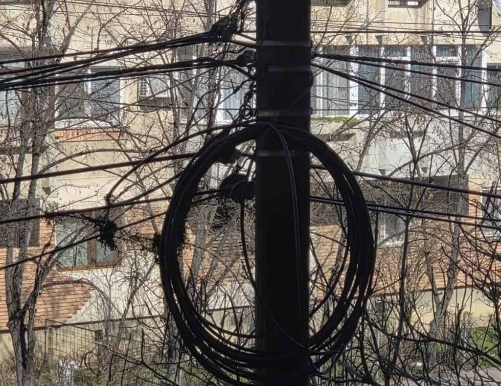 Ploiești: începe curățarea cablurilor nemarcate de pe stâlpi