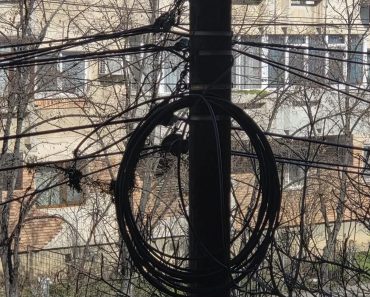 Ploiești: începe curățarea cablurilor nemarcate de pe stâlpi