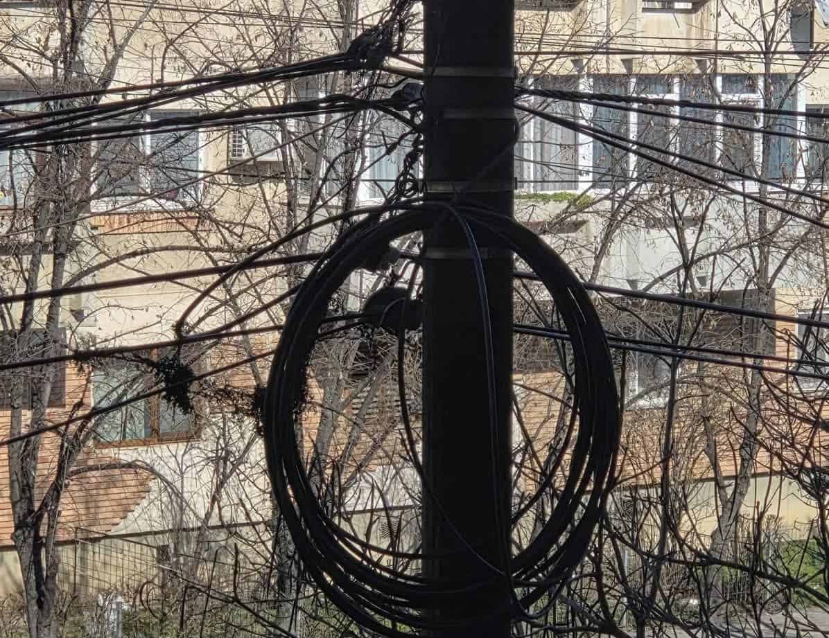 Ploiești: începe curățarea cablurilor nemarcate de pe stâlpi