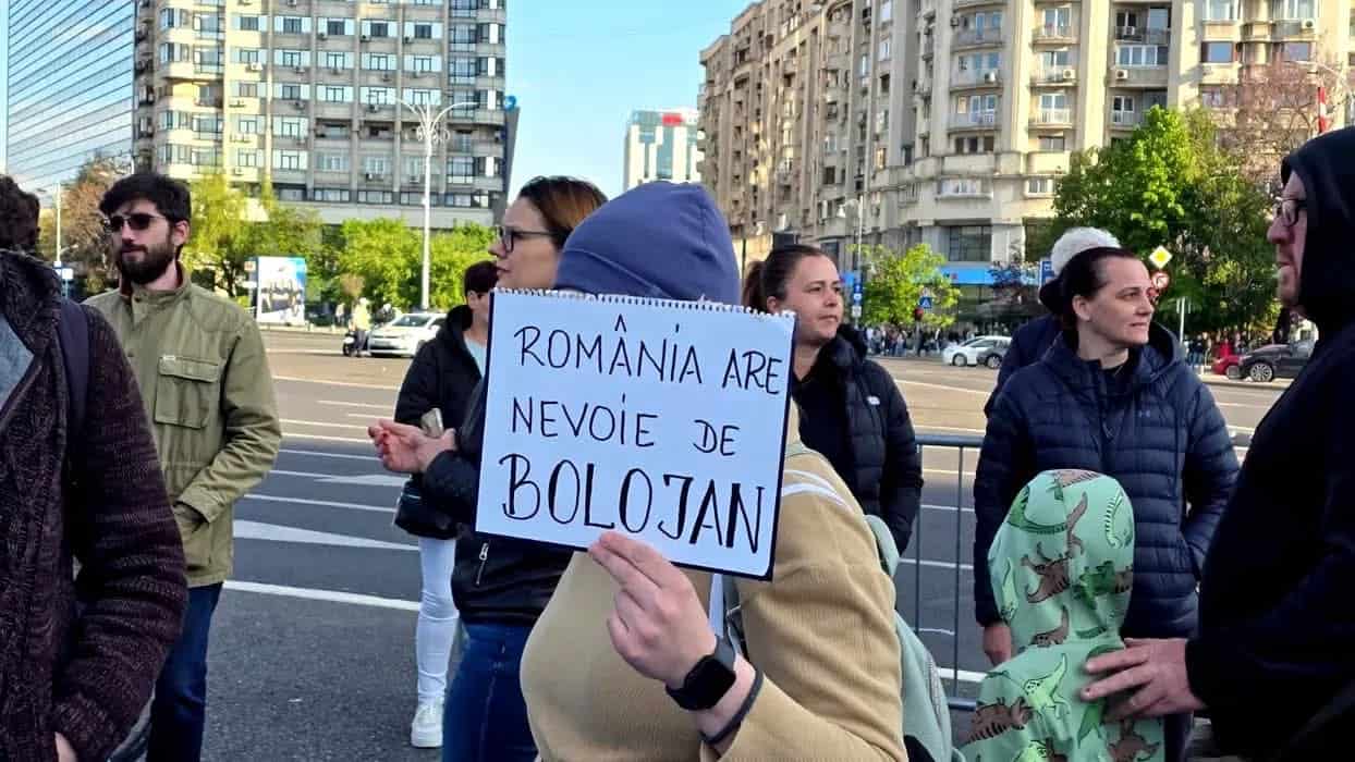 26 oameni s-au strâns până la ora asta la mitingul pro-Bolojan din Piața Victoriei