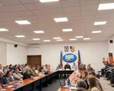 Prefectul Daniel Nicodim cere primarilor să îi pună la muncă pe cei condamnați cu suspendare: „Munca în folosul comunității trebuie să devină o realitate vizibilă în Prahova”