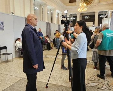 ​Prefectul Daniel Nicodim, alături de sute de ploieșteni la campania „Din grijă pentru tine”: „Sănătatea este cel mai de preț dar”