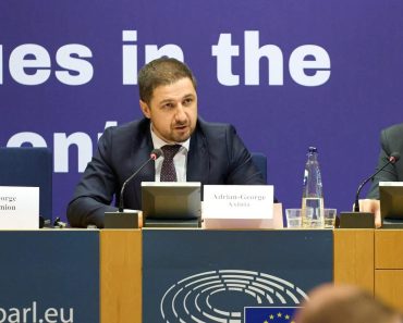 Adrian Axinia, europarlamentar AUR: „Moștenirea lui Ilie: Trei trimestre consecutive de scădere economică” Adrian Axinia, europarlamentar AUR: „Moștenirea lui Ilie: Trei trimestre consecutive de scădere economică”