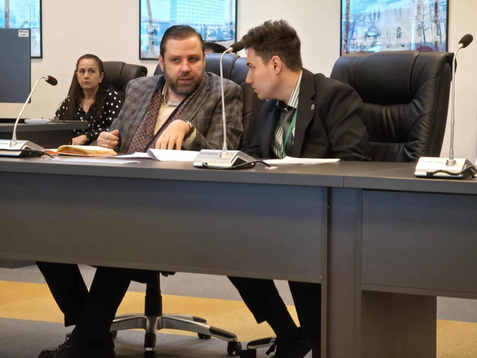 Alexandru Săraru demontează „tunul imobiliar” inventat de Tonsciuc pentru a-și securiza scaunul de viceprimar Alexandru Săraru demontează „tunul imobiliar” inventat de Tonsciuc pentru a-și securiza scaunul de viceprimar