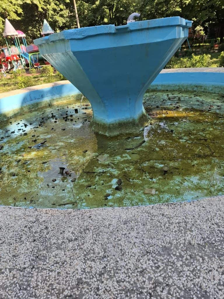 Alo, Primăria Ploiești și Poliția Locală! Dormiți? Fântâna arteziană din Parcul Eminescu, vandalizată la nici o lună de la punerea în funcțiune