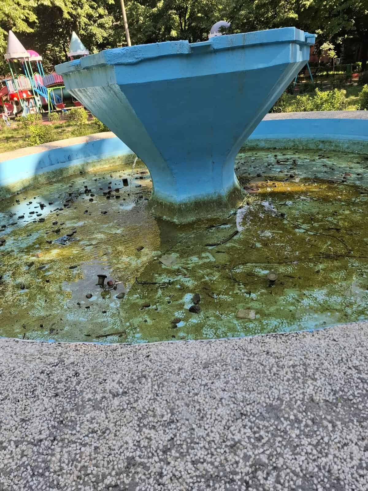 Alo, Primăria Ploiești și Poliția Locală! Dormiți? Fântâna arteziană din Parcul Eminescu, vandalizată la nici o lună de la punerea în funcțiune Alo, Primăria Ploiești și Poliția Locală! Dormiți? Fântâna arteziană din Parcul Eminescu, vandalizată la nici o lună de la punerea în funcțiune