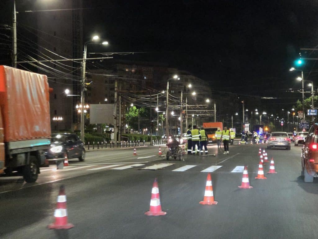 BREAKING NEWS DE SECOL XXI: Primăria Ploiești a realizat imposibilul! S-au trasat trei linii cu var la Catedrală, pe banii altora! Plecăciuni!