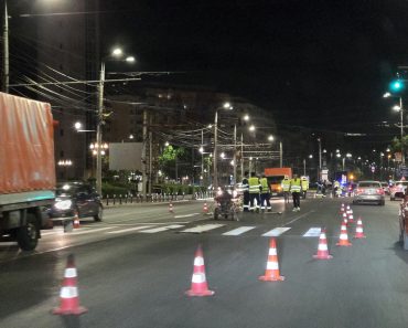BREAKING NEWS DE SECOL XXI: Primăria Ploiești a realizat imposibilul! S-au trasat trei linii cu var la Catedrală, pe banii altora! Plecăciuni!