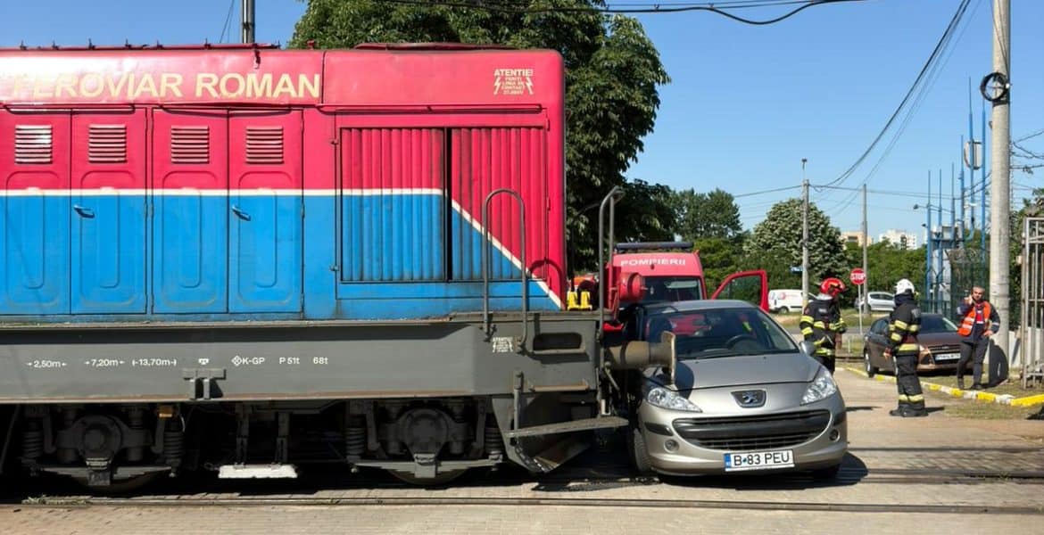 Mașină spulberată de tren pe strada Vega din Ploiești. Șoferul și un pasager au scăpat ca prin minune
