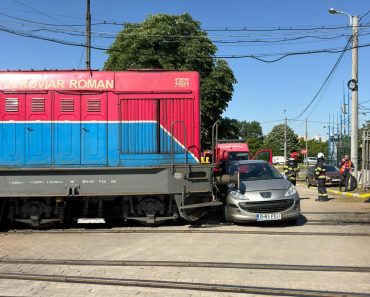 Mașină spulberată de tren pe strada Vega din Ploiești. Șoferul și un pasager au scăpat ca prin minune
