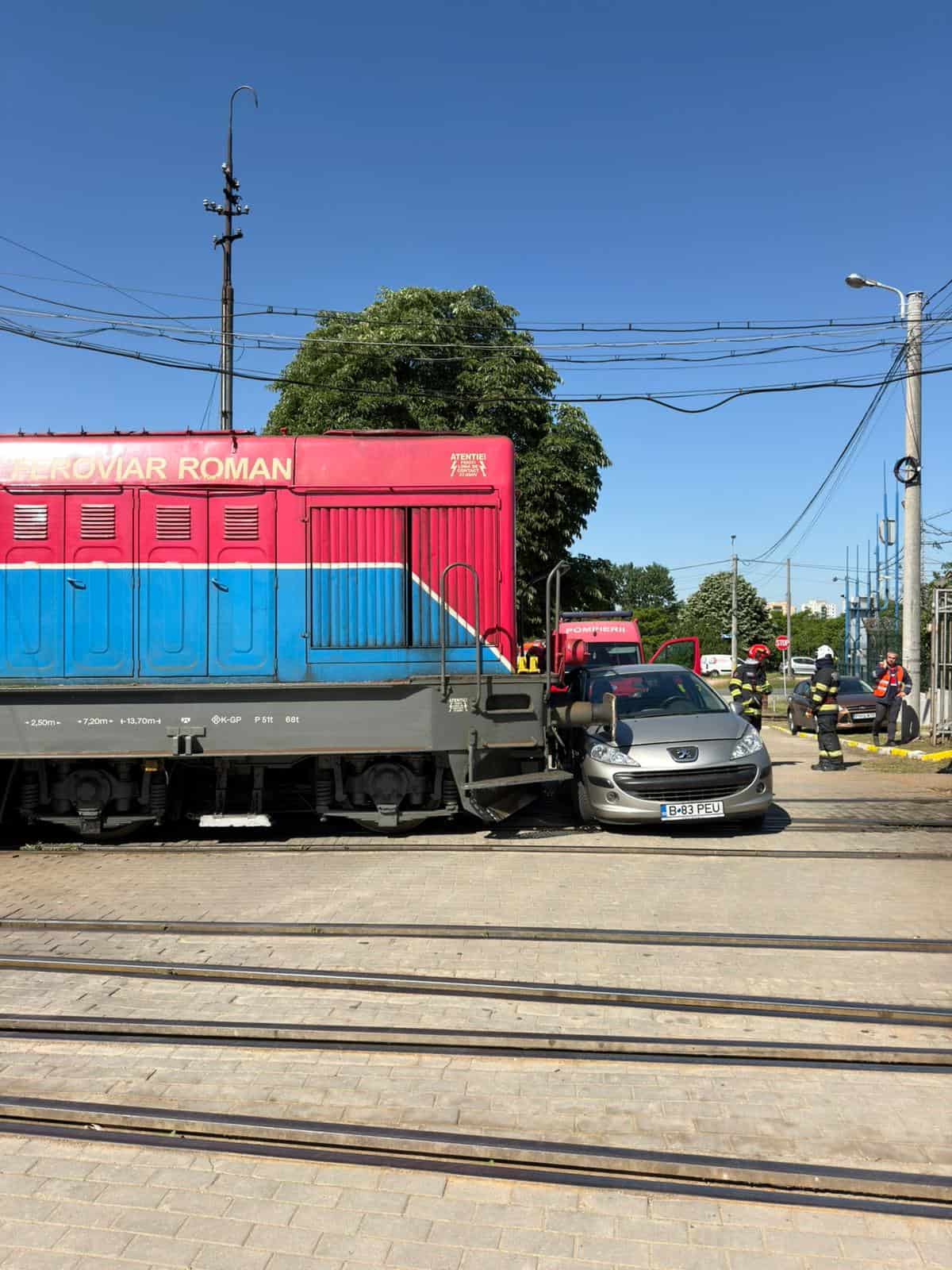 Mașină spulberată de tren pe strada Vega din Ploiești. Șoferul și un pasager au scăpat ca prin minune Mașină spulberată de tren pe strada Vega din Ploiești. Șoferul și un pasager au scăpat ca prin minune