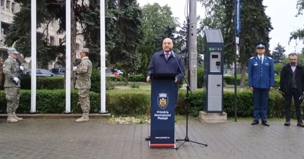 „Thug Life” la Prefectură: Daniel Nicodim execută public Primăria cu un sarcasm istoric! „Aveți grijă să nu călcați soldații Armatei Române cu mașinile de drift!”