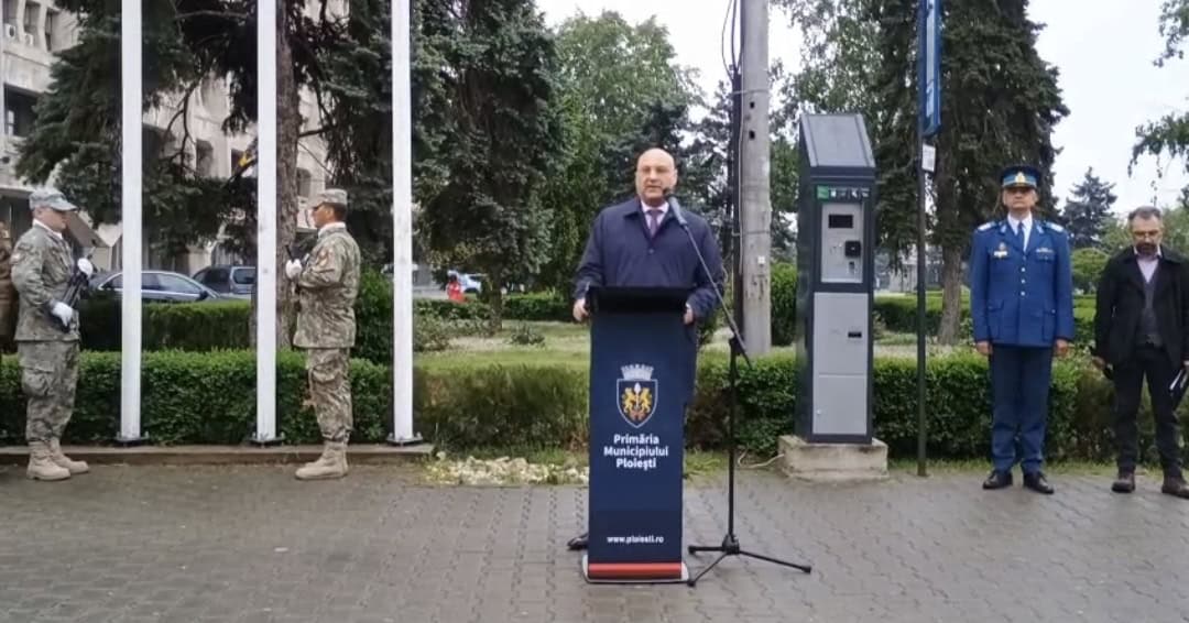 „Thug Life” la Prefectură: Daniel Nicodim execută public Primăria cu un sarcasm istoric! „Aveți grijă să nu călcați soldații Armatei Române cu mașinile de drift!”