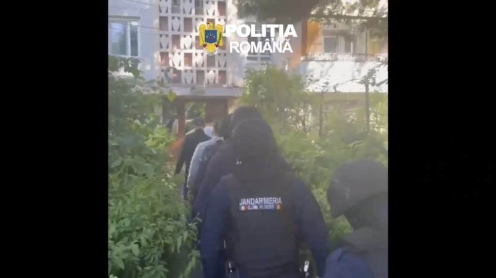​„Escrocul cu o mie de fețe” din Ploiești: Cum a reușit un bărbat de 31 de ani să fure 48.000 de euro folosind identități false și povești lacrimogene