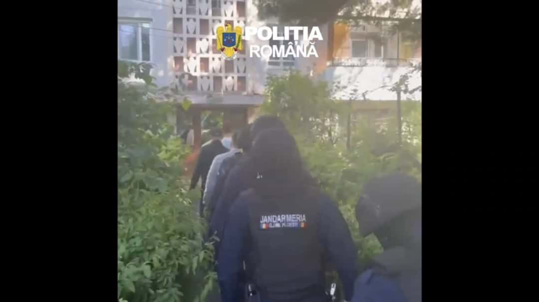 ​„Escrocul cu o mie de fețe” din Ploiești: Cum a reușit un bărbat de 31 de ani să fure 48.000 de euro folosind identități false și povești lacrimogene